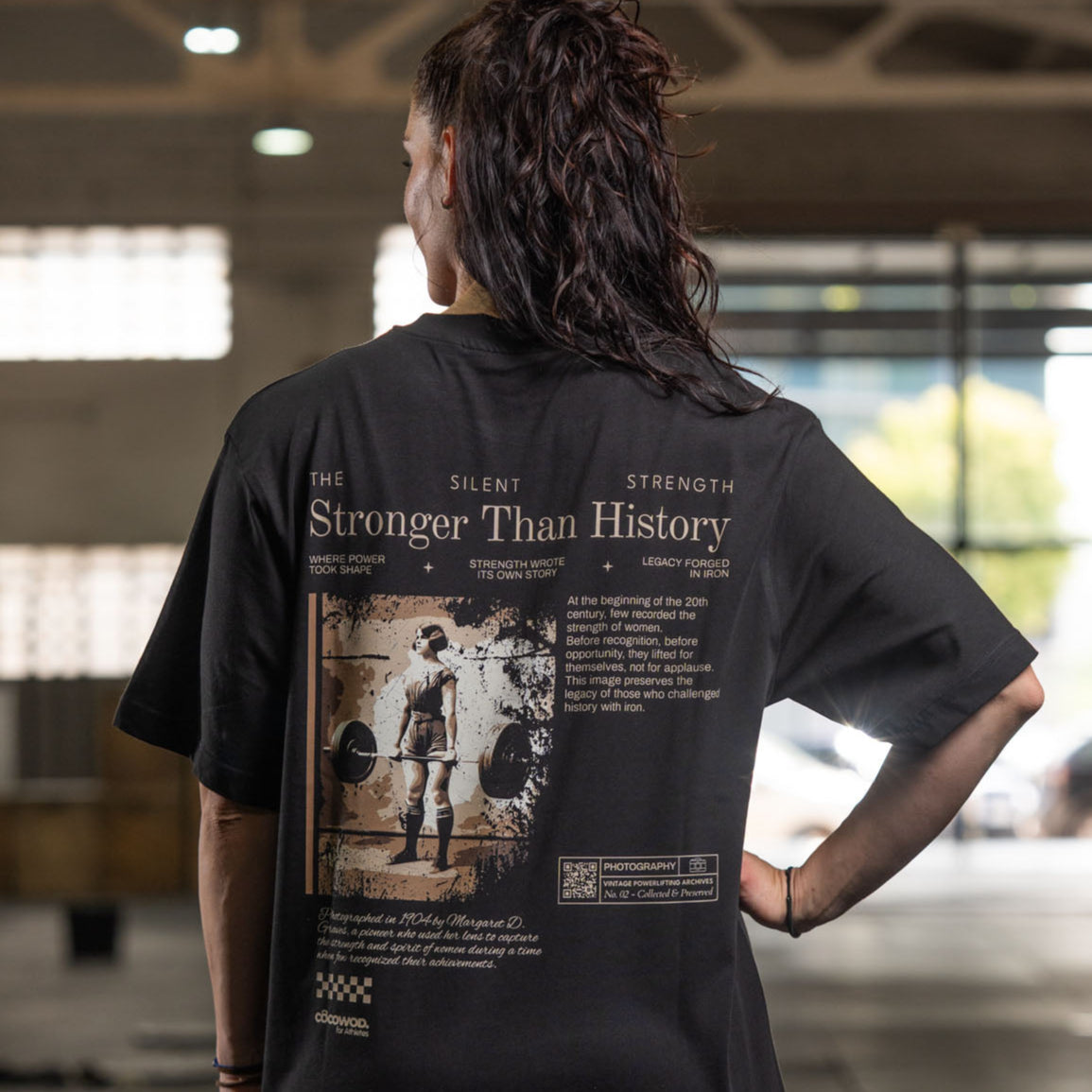 Cocowod ropa crosstraining Camiseta Mujer modelo Stronger Than History | Oversized